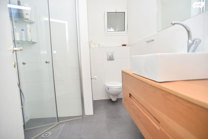 דירת גן, חרוב 12, נאות יצחק רבין, מזכרת בתיה