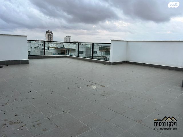 דופלקס, נעמי שמר, נאות שמיר, יבנה