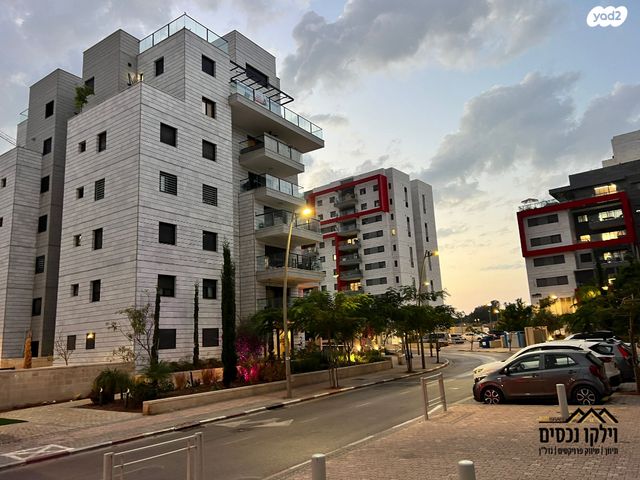 דופלקס, נעמי שמר, נאות שמיר, יבנה