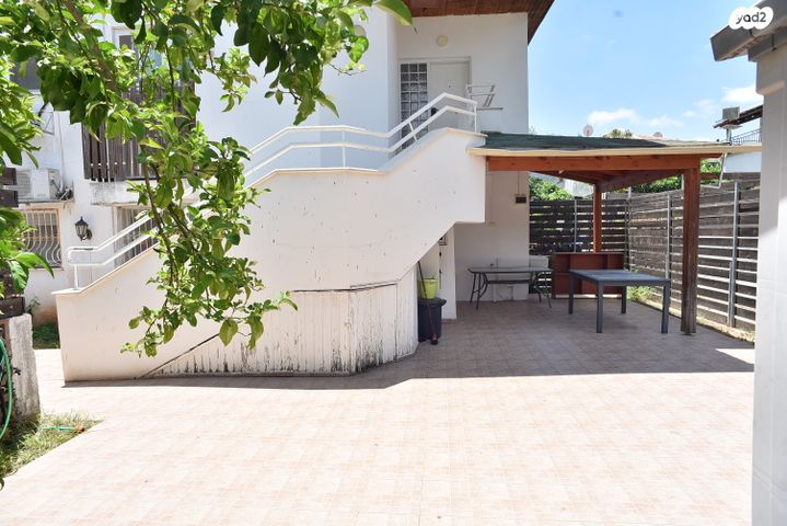 דירת גן, חרוב 12, נאות יצחק רבין, מזכרת בתיה