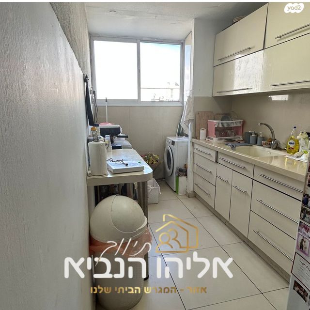 דירה, יצחק שדה, יצחק שדה, אזור