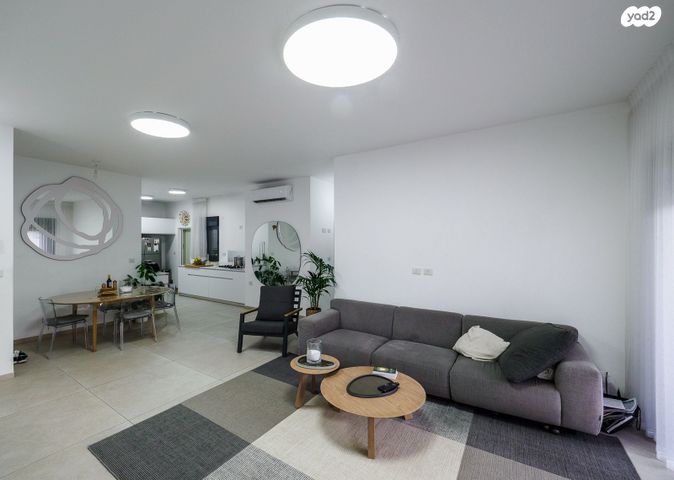 דירת גן, מבצע אנטבה, שמעון פרס/ האצטדיון, נהריה