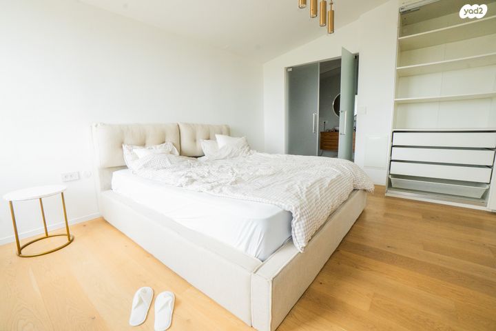 גג/ פנטהאוז, חרוזים, חרוזים, רמת גן