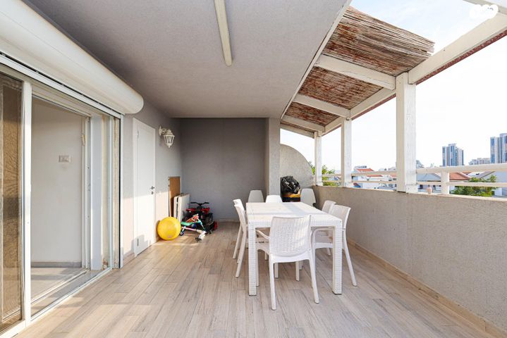 דופלקס, אירוס הארגמן, גבעת האירוסים, נתניה