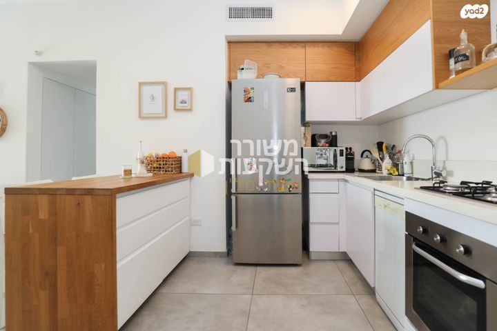 דרך מנחם בגין 144