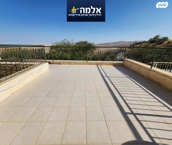 דו משפחתי, האלה, צמח השדה, מעלה אדומים