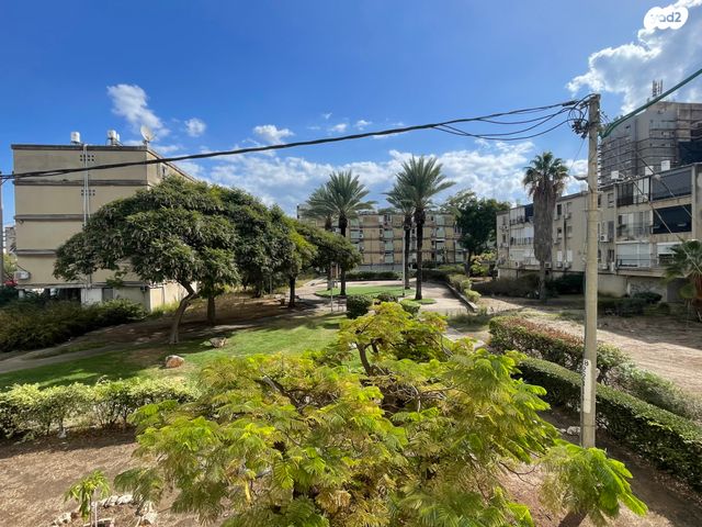 לוי אשכול 12