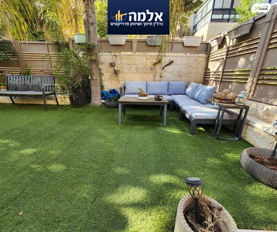 דו משפחתי, האלה, צמח השדה, מעלה אדומים