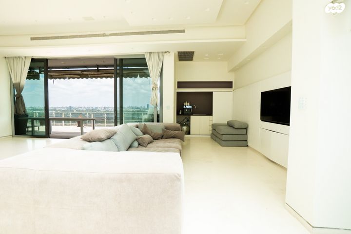 גג/ פנטהאוז, חרוזים, חרוזים, רמת גן