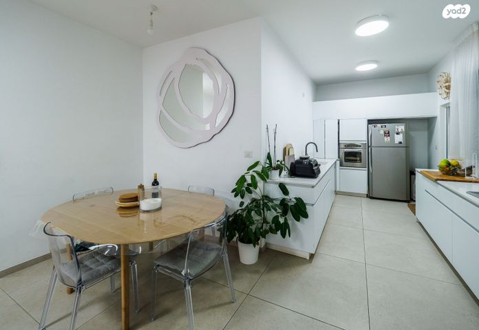 דירת גן, מבצע אנטבה, שמעון פרס/ האצטדיון, נהריה