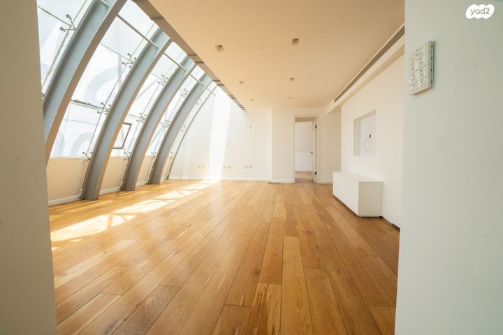 גג/ פנטהאוז, חרוזים, חרוזים, רמת גן