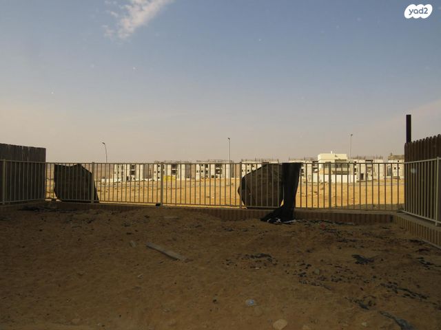 דירת גן, אירוס, ירוחם