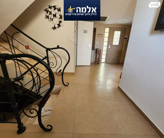 דו משפחתי, האלה, צמח השדה, מעלה אדומים