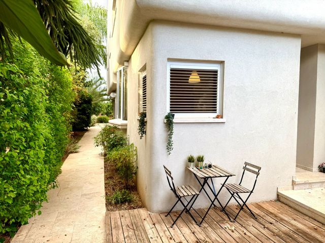 דו משפחתי, דבורה הנביאה, קפלן, בנה ביתך, כפר סבא