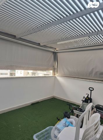 דירה, נעמי שמר, יבנה