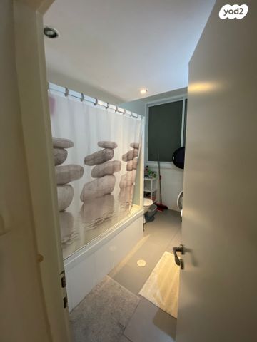 דירה, רמב"ם, ראשון לציון