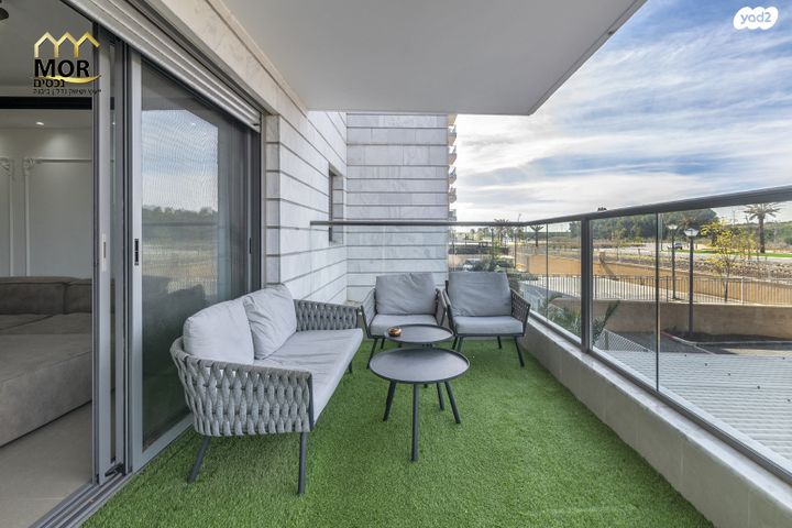 דירה, דבורה עומר, נאות שמיר, יבנה