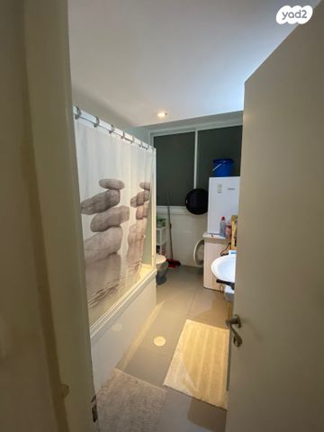 דירה, רמב"ם, ראשון לציון