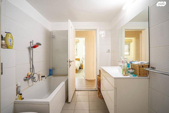 דירה, הזמר העברי, כפר סבא