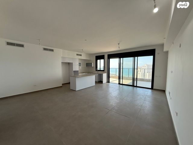 אמנון ליפקין שחק 