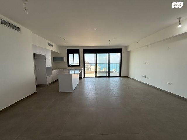 דירה, אמנון ליפקין שחק, נוף הטיילת, נתניה