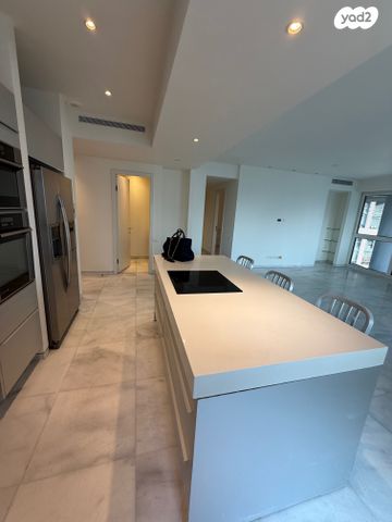 ניסים אלוני 