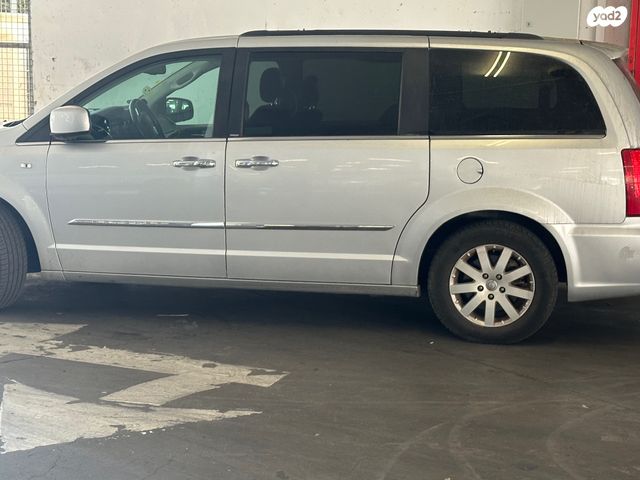 מודעת רכב קרייזלר גראנד וויאג'ר