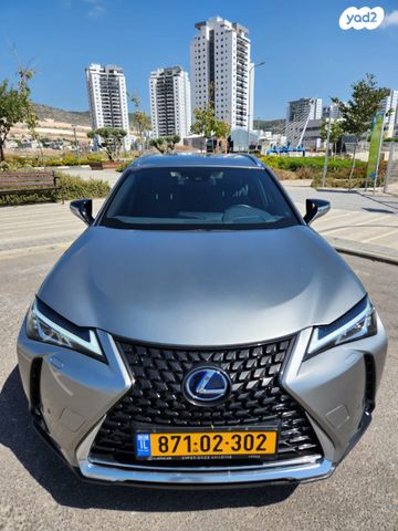 מודעת רכב לקסוס UX