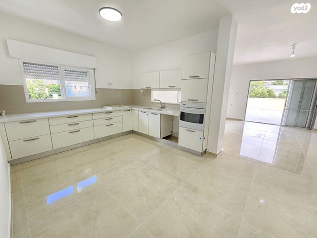 גג/ פנטהאוז, ארלוזורוב 20, מרכז העיר, קרית אתא