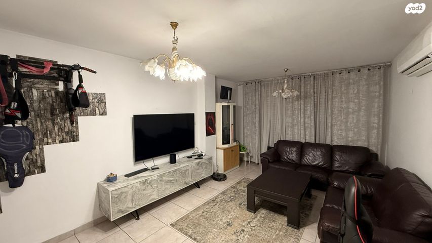 דירה, הוגו מולר 42, בן גוריון, קרית אתא