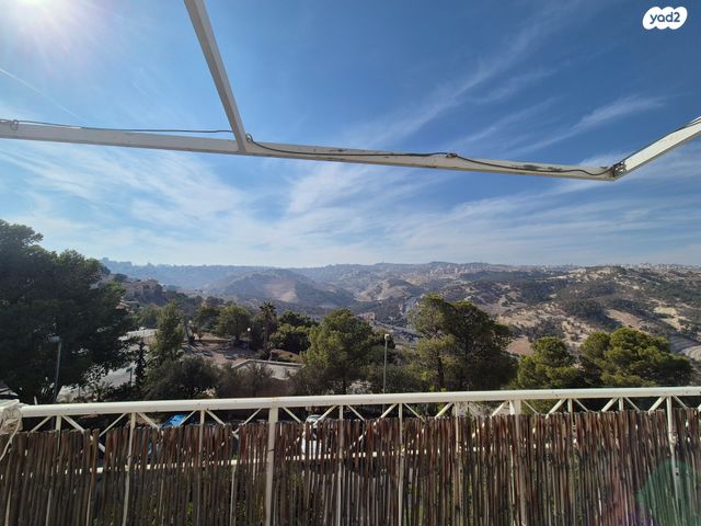 דירה, הנבל 1, כלי שיר, מעלה אדומים