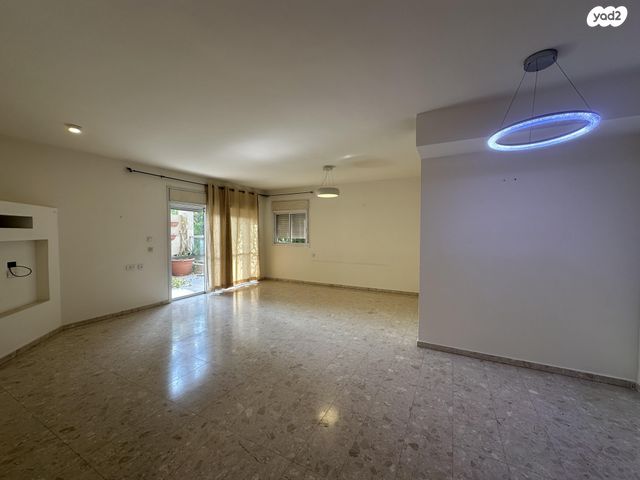 דירה, הכרמל 11, שיכוני מזרחי, כפר סבא