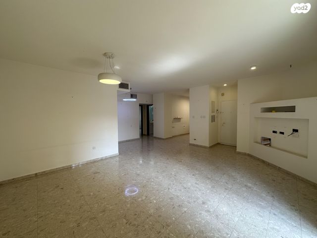 דירה, הכרמל 11, שיכוני מזרחי, כפר סבא