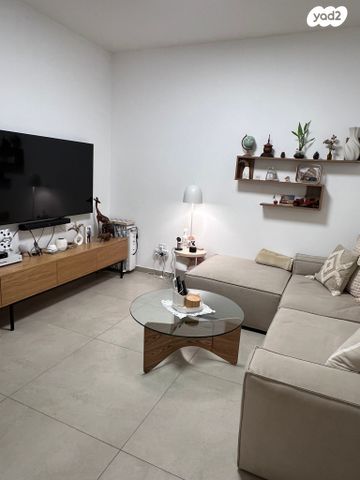 יחידת דיור, הפרדס 5, אירוס, אירוס