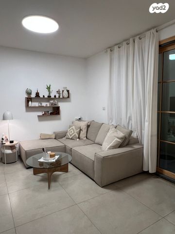 יחידת דיור, הפרדס 5, אירוס, אירוס