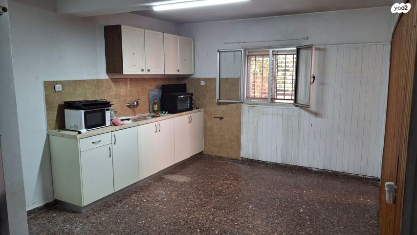 על כנפי נשרים 68