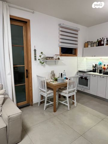 יחידת דיור, הפרדס 5, אירוס, אירוס