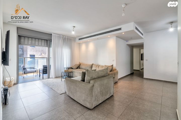 דירה, נעמי שמר, נאות שמיר, יבנה