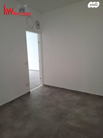 דירה, הרב קוקיס, עצמאות יוספטל, בת ים