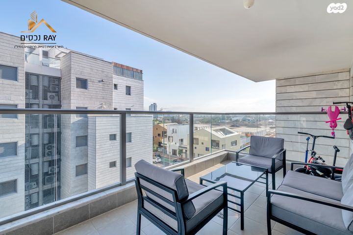 דירה, נעמי שמר, נאות שמיר, יבנה