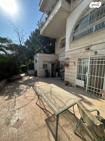 דירת גן, הנבל 1, כלי שיר, מעלה אדומים