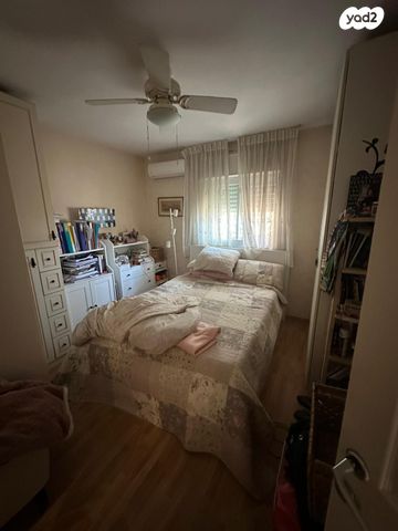 דירת גן, הנבל 1, כלי שיר, מעלה אדומים