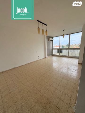 דירה, וייצמן, גיורא, טירת כרמל