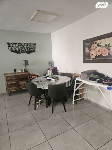 דירה, דרור, רמב"ם, ראשון לציון