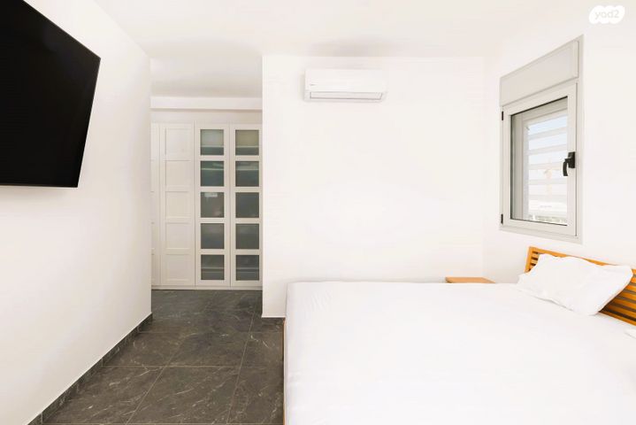 דירה, צור יצחק