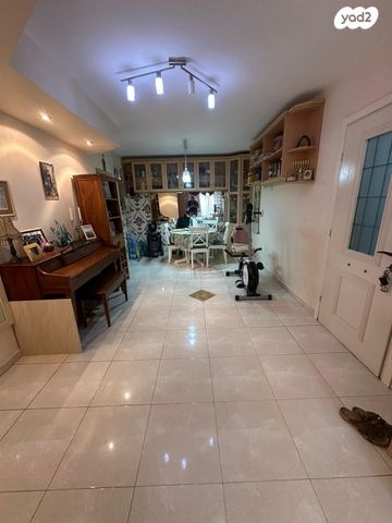 דירת גן, הנבל 1, כלי שיר, מעלה אדומים