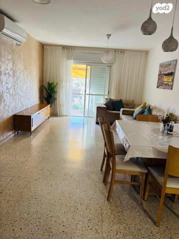 דירת גן, אבני חפץ