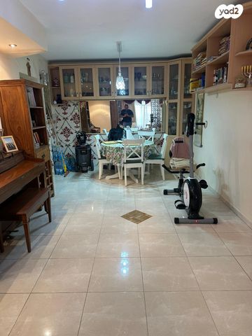 דירת גן, הנבל 1, כלי שיר, מעלה אדומים