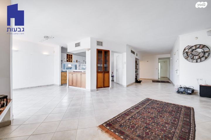 גג/ פנטהאוז, כ"ג, חברת חשמל, גבעתיים