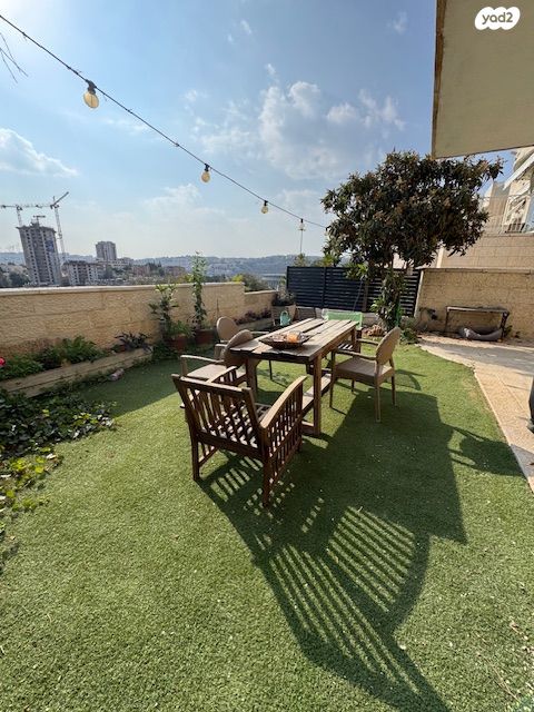 דו משפחתי, גדעון האוזנר, הולילנד, ירושלים